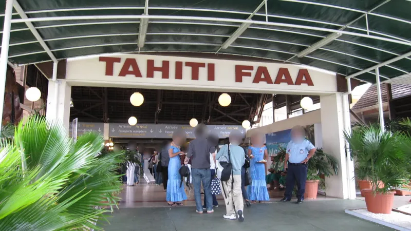 L'entrée « Tahiti Faa'a » de l'aéroport, avec les hôtesses d'accueil
