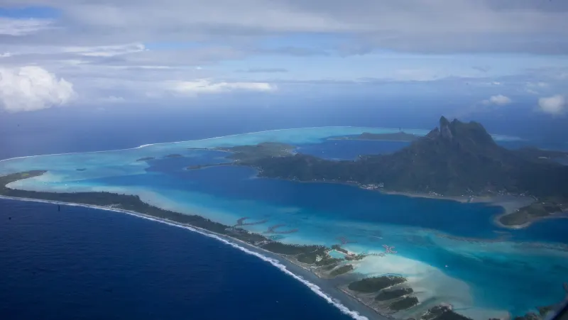 Bora Bora, le mont Otemanu et son lagon, vus d'avion