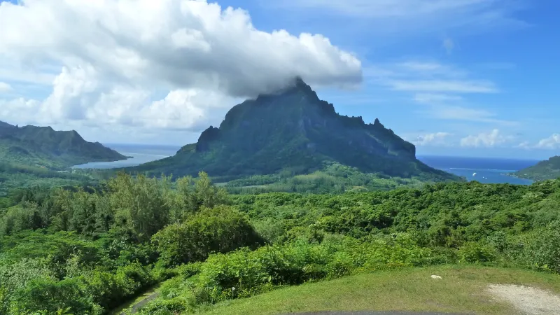Le mont Rotui entre les baies d'Opunohu et de Cook, à Moorea, vu du belvédère